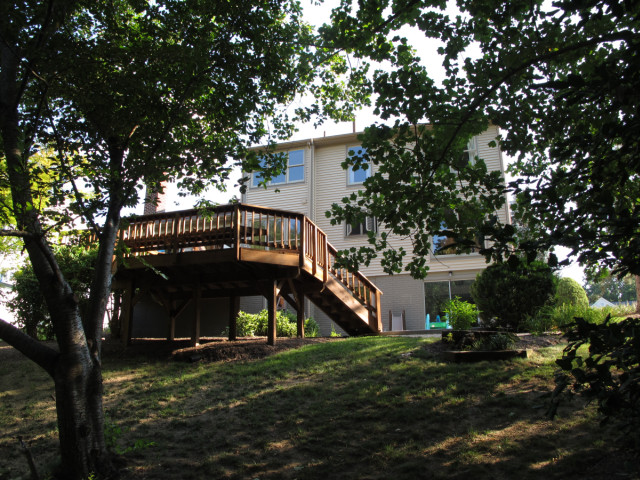 One of the better decks I've seen, in the back yard of a friend's house.