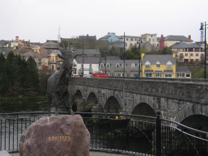 King Puck statue, with the towna as a backdrop.